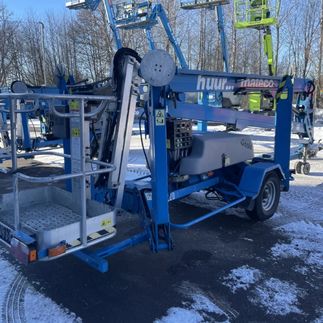 ⭐ Arbetshöjd: ca 16,92 meter⭐ Räckvidd i sidled: 8,89 meter⭐ Max last i korg: 200 kg ⭐ Maskinvikt: 2 030 kg⭐ Drivning: Batteri + hydraulik⭐ Transport: Bogseras med personbil ⭐ Stödben: Automatiska Begagnad släpvagnslift Genie TZ-50 DC med 16 meters arbetshöjd. En smidig och kraftfull skylift på släp som passar perfekt för fastighetsservice, trädvård, installationer…