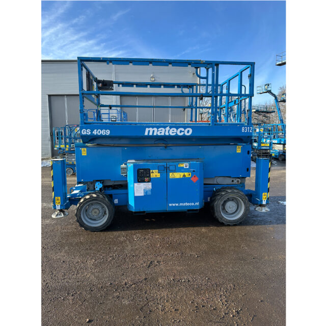 Genie GS4069RT Kraftfull och Pålitlig Saxlift för Tuffa ArbetsmiljöerLetar du efter en robust och effektiv saxlift för krävande arbetsmiljöer? Genie GS-4069RT är den perfekta lösningen för dig. Med sin imponerande arbetshöjd, kraftfulla fyrhjulsdrift och höga lastkapacitet är den idealisk för byggarbetsplatser, underhållsprojekt och andra professionella applikationer där säkerhet och prestanda är avgörande.Huvudfunktioner och fördelar: Perfekt…