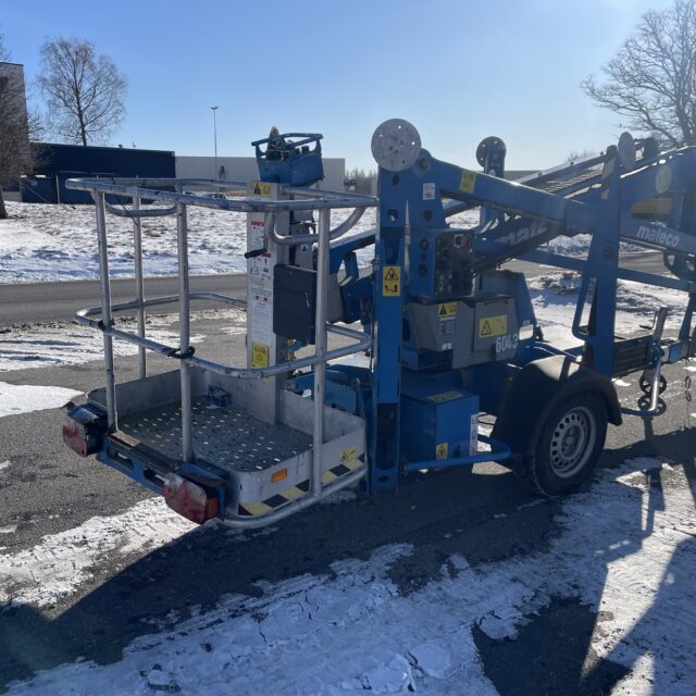 Arbetshöjd: ca 12,19 meterRäckvidd i sidled: 5,59 meterMax last i korg: 200 kgMaskinvikt: 1 438 kgDrivning: Batteri + hydraulikTransport: Bogseras med personbilStödben: Automatiska BNu finns en begagnad Genie TZ-34 DC till salu — en lätt och smidig släpvagnslift med cirka 12 meters arbetshöjd och mycket god sidräckvidd. Denna trailerlift är idealisk för servicejobb, installationer, fasadarbeten,…