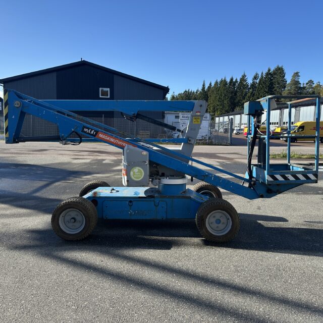 Nifty HR10 är en kompakt och eldriven bomlift med imponerande räckvidd och smidighet.Den tysta och utsläppsfria eldriften gör den idealisk för inomhusbruk i exempelvis lager, köpcentrum och industrilokaler – men den fungerar även utmärkt på plana ytor utomhus. Med en arbetshöjd på 10 meter och en horisontell räckvidd på 3 meter är HR10 perfekt för…