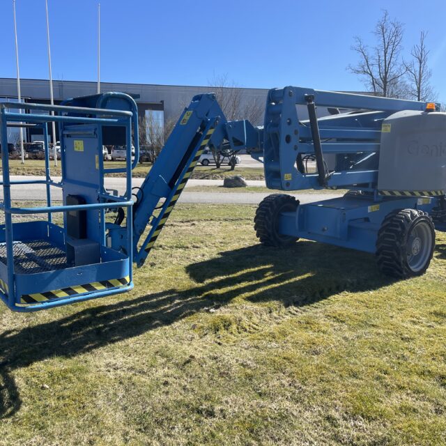 Köp begagnad bomlift - Genie Z45/25JRT är en beprövad och driftsäker bomlift med cirka 16 meters arbetshöjd och mycket god räckvidd. Tack vare dieselmotor och fyrhjulsdrift (4WD) är den ett perfekt val för bygg, industri och andra arbeten i tuffa miljöer. Genie Z45/25JRT är en av marknadens mest populära vikbomliftar i 16-metersklassen. Modellen kombinerar smidig…
