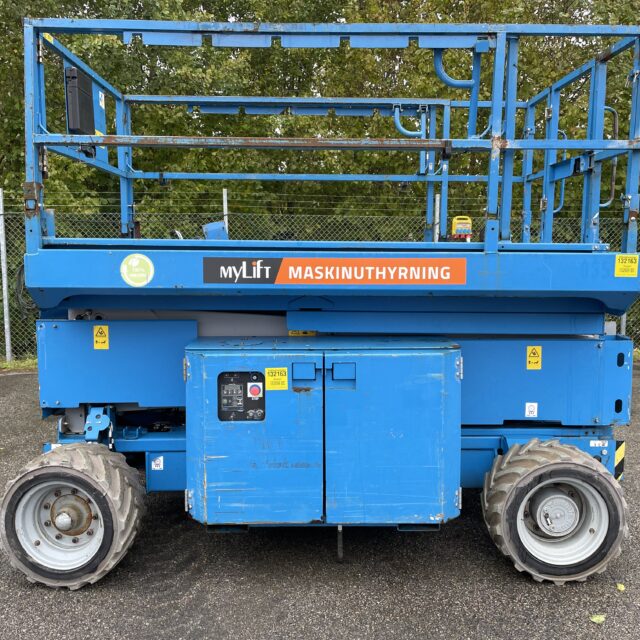 Genie GS2669 DC är en robust och pålitlig saxlift med eldrift – perfekt för arbete både inom- och utomhus där du vill ha kraft, räckvidd och tyst drift. Den breda plattformen och fyrhjulsdriften ger god stabilitet även på ojämnt underlag.Med en arbetshöjd på upp till 9,7 meter och en plattformskapacitet på 680 kg är GS2669…