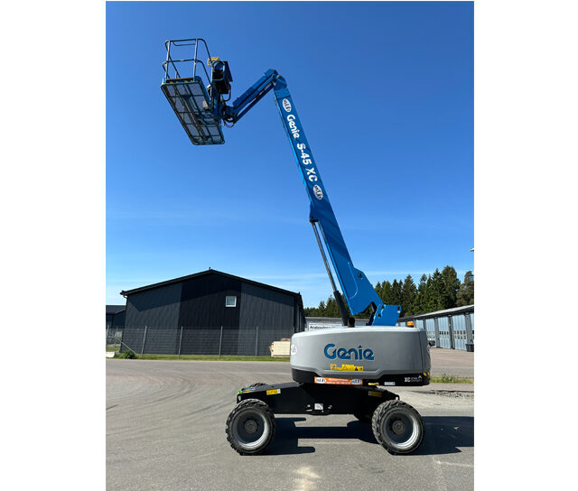 Genie S-45 XC teleskopbomlift är den uppgraderade Xtra Capacity-versionen av den populära Genie S-45. Den är utformad för att klara ett bredare utbud av tyngre lyftuppgifter tack vare sin dubbla lyftkapacitet och fulla terrängegenskaper. S-45 XC Funktioner och Fördelar • Aktivt oscillerande axel och positivt drivsystem för överlägsen i terräng• Chassi tiltsensor som optimerar tillgången…