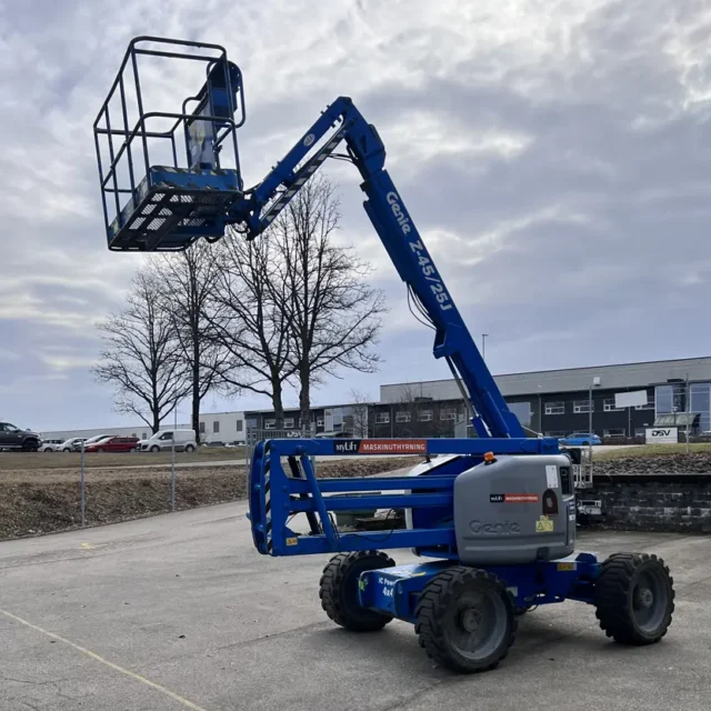 Köp begagnad 16 meters diesel vikbomslift Genie Z45/25JRT. Vi har flera årsmodeller i lager, kontakta oss för mer information.