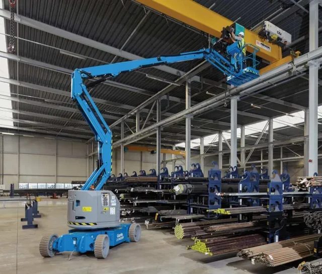 Genie Z30/20NRJ är en kompakt och effektiv bomlift, optimal för trånga miljöer och höglager. Dess design innefattar ingen utskjutande del utanför tornet, varken bakåt eller framåt i uppfällt läge, vilket eliminerar risken för kollisioner vid rotation. Dess smidiga och funktionella egenskaper har gjort den snabbt populär bland användare, vilket blir tydligt under praktisk användning. Med…